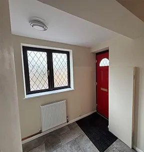 Front porch with secure parcel store, photo 2