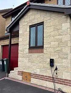 Front porch with secure parcel store, photo 3